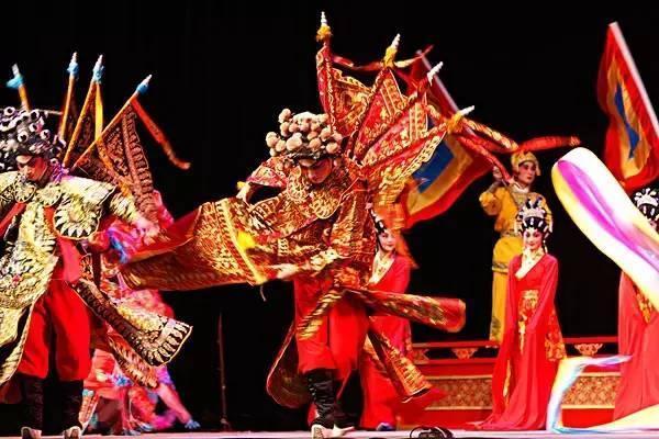 用新潮的方式傳承演繹經(jīng)典粵劇文化，在大龍鳳的粵劇氛圍中吃雞煲